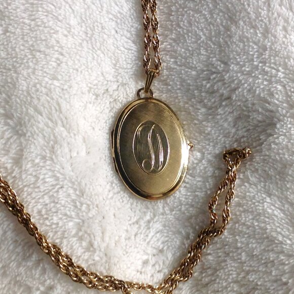 Rare Vintage Gold-Filled Engraved Initial D Pendant Locket w Photo Window - Picture 3 of 10